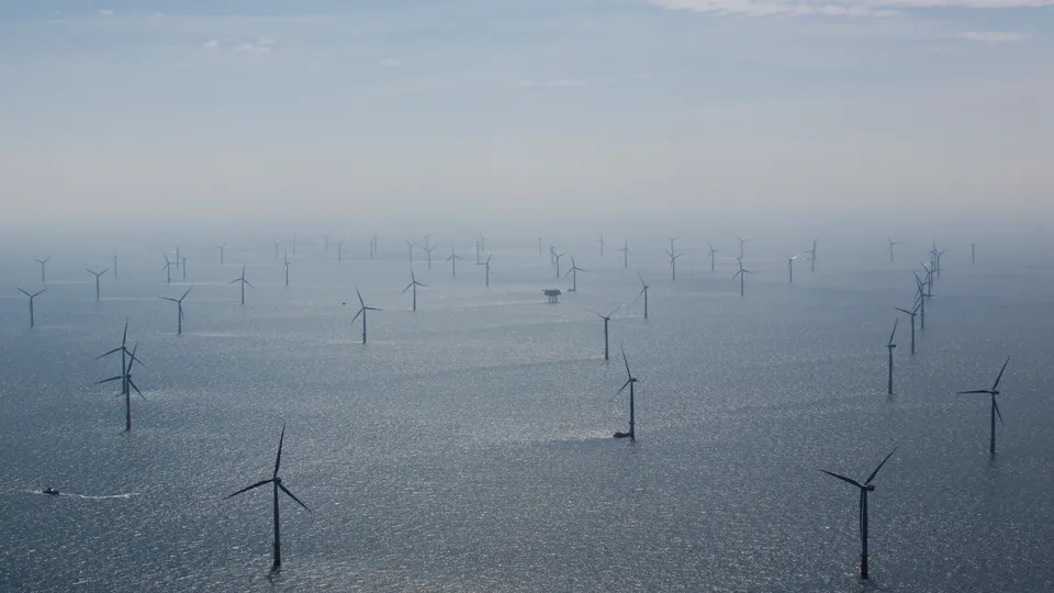 Windräder im Nebel